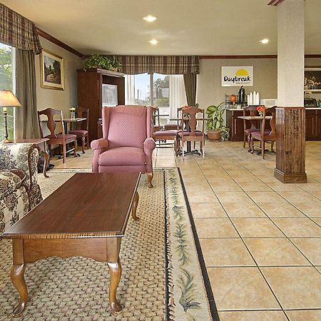 Days Inn By Wyndham Crowley Интериор снимка