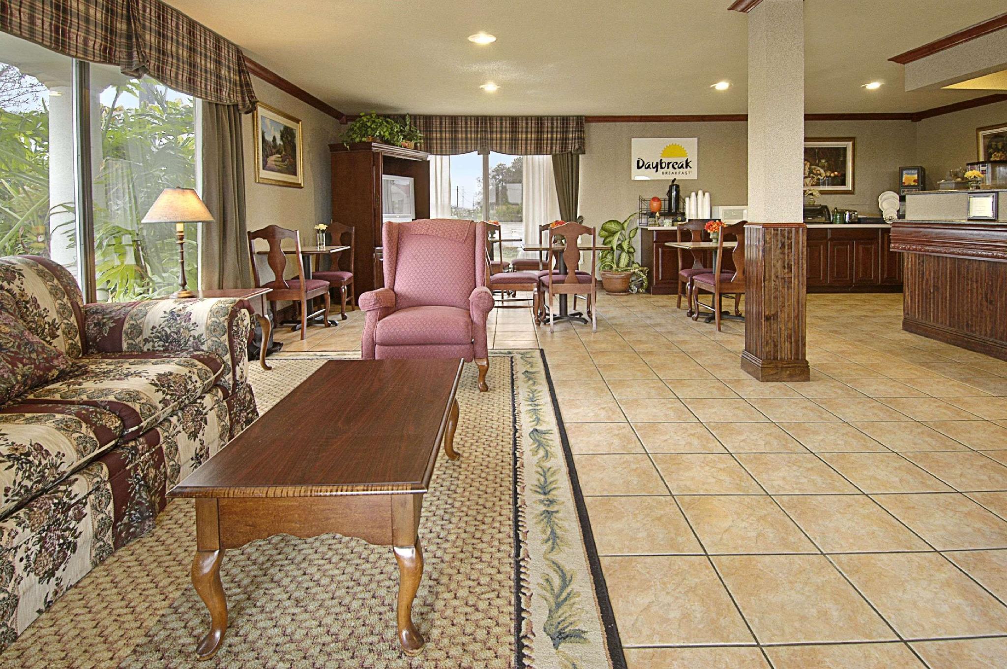 Days Inn By Wyndham Crowley Интериор снимка