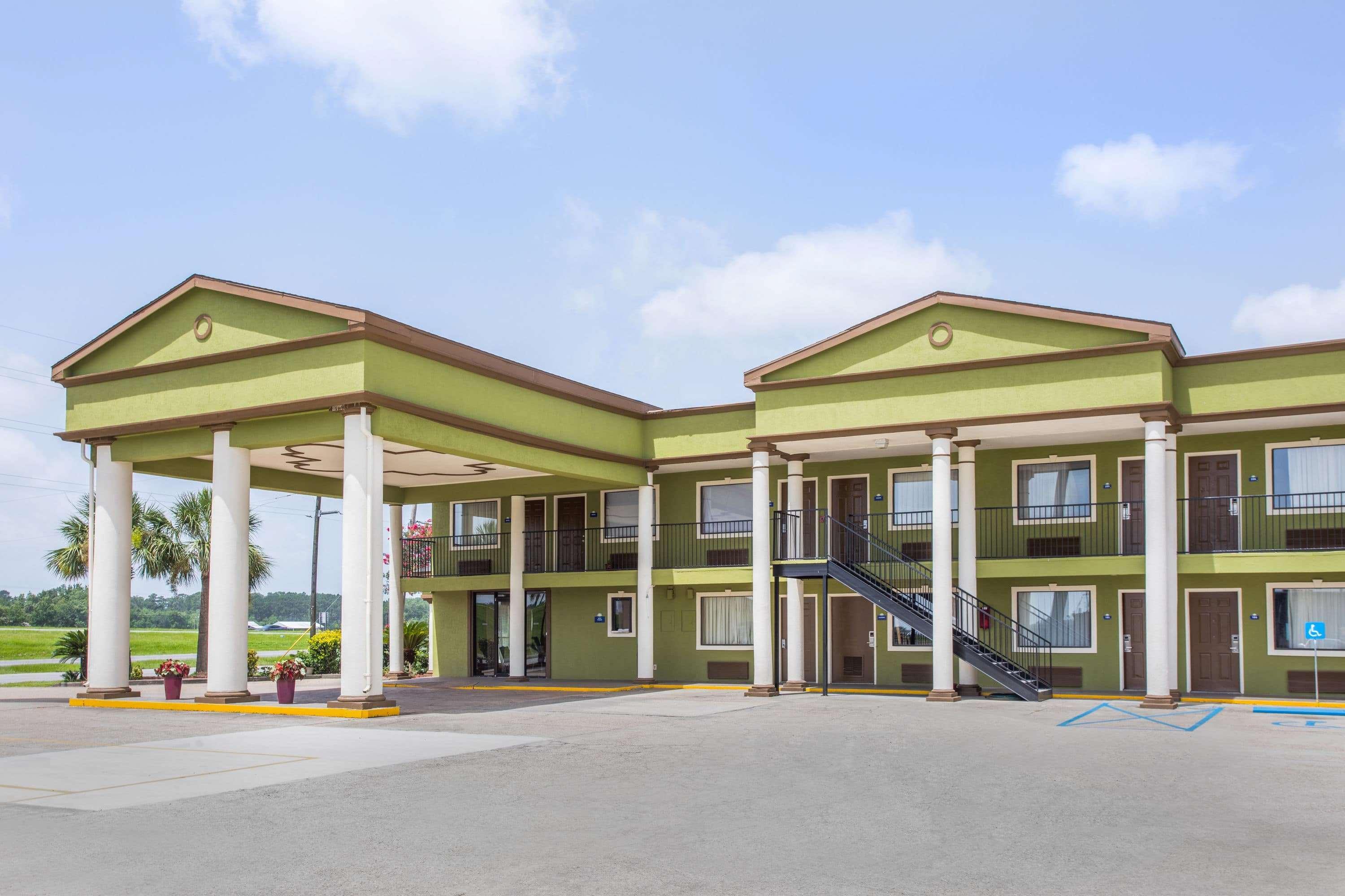 Days Inn By Wyndham Crowley Екстериор снимка