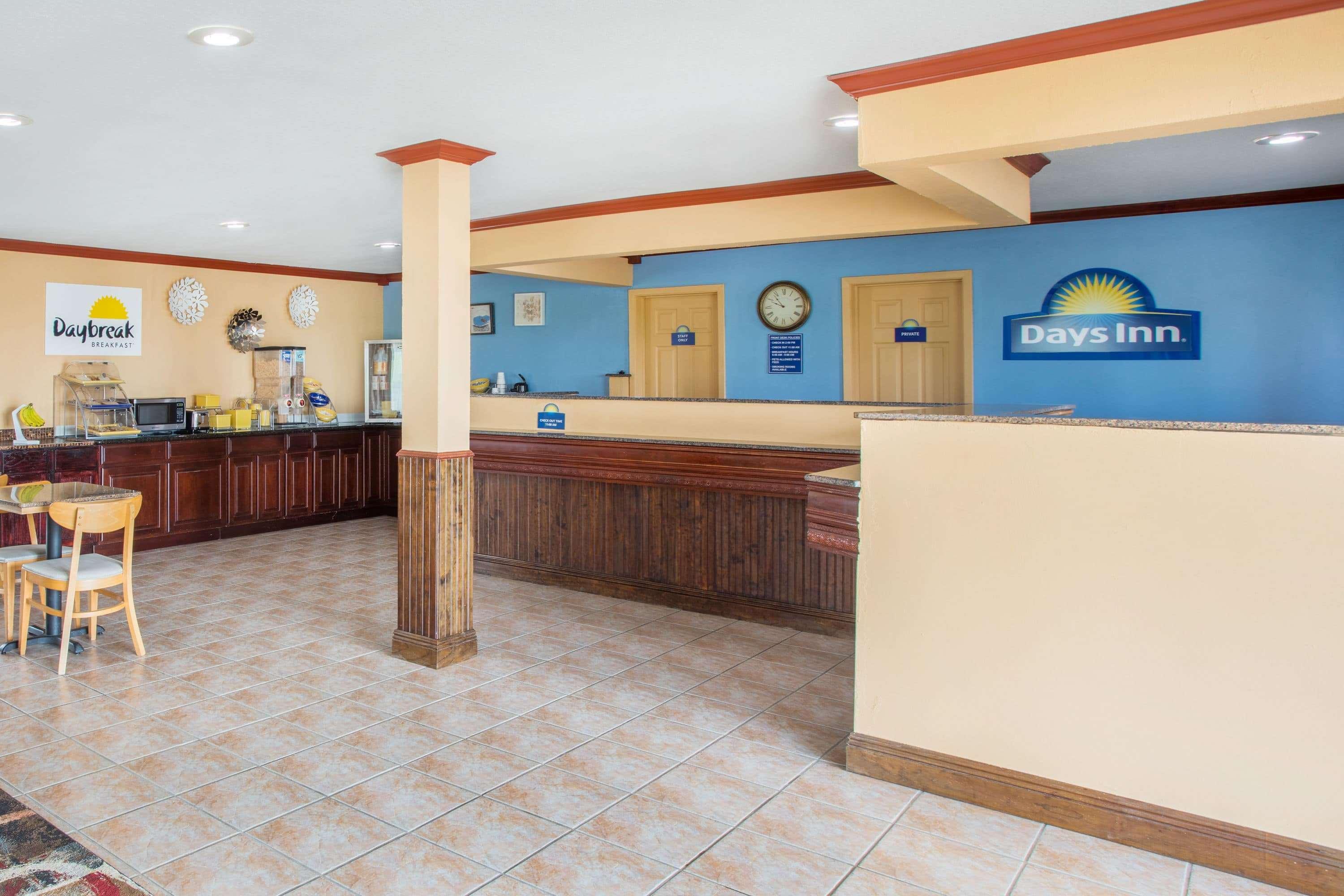 Days Inn By Wyndham Crowley Екстериор снимка